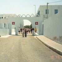 L'entrée de la synagogue de Djerba (Crédit : CC BY upyernoz/Flikr)