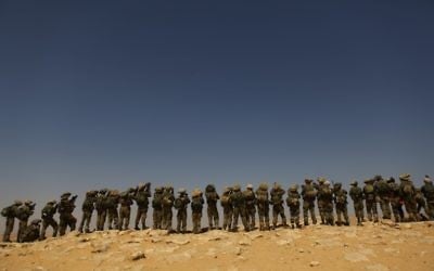 Des soldats de la brigade Givati s'entraînent dans le désert du Negev en 2011 (Crédit : Tsafrir Abayov/Flash90)