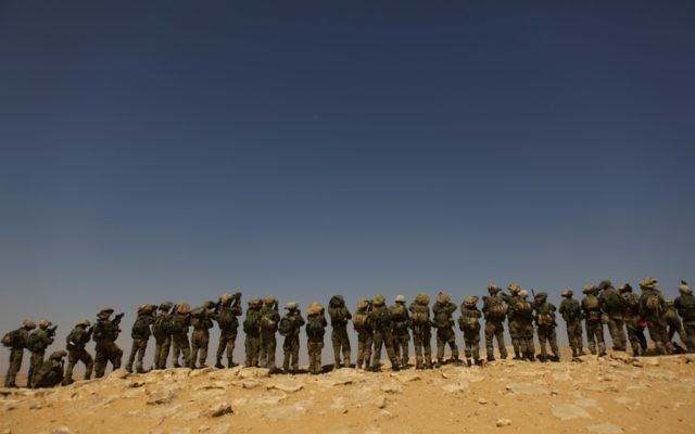Des soldats de la brigade Givati s'entraînent dans le désert du Negev en 2011 (Crédit : Tsafrir Abayov/Flash90) Des soldats de la brigade Givati s'entraînent dans le désert du Negev en 2011 (Crédit : Tsafrir Abayov/Flash90)