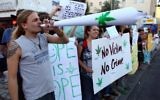 Des manifestants demandent la dépénalisation du cannabis en Israël, à Jérusalem, en 2010. (Crédit : Abir Sultan/Flash90)