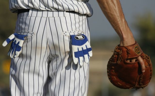 Un joueur de la Ligue israélienne de baseball en 2007 (Crédit: Nati Shohat/Flash90)