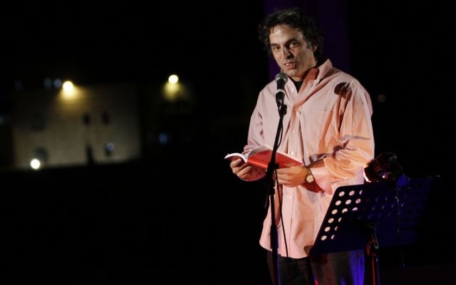 Etgar Keret lors du Festival des écrivains. (Crédit : Miriam Alster/Flash 90)