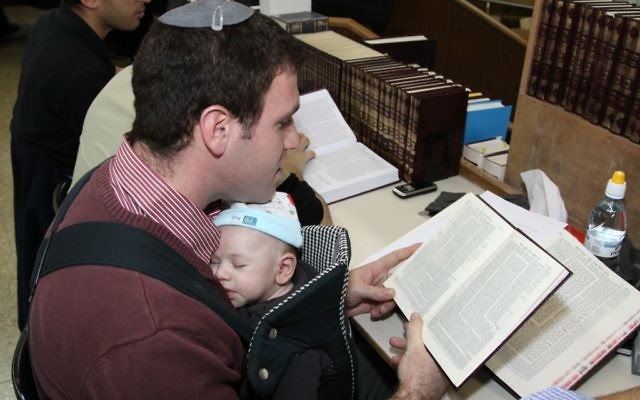 Un père et son bébé alors qu'il étudie la Torah. (Gershon Elinson/Flash90) Un père et son bébé alors qu'il étudie la Torah. (Gershon Elinson/Flash90)