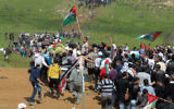 Des manifestants arabes avec des drapeaux palestiniens à la frontière syrienne le jour de la Nakba 2011 (Crédit :  Hamad Almakt/ Flash90)