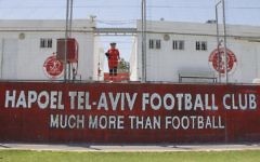 Le club de football de l'Hapoel Tel Aviv. Illustration. (Crédit : Margalit Slovin/Flash90)