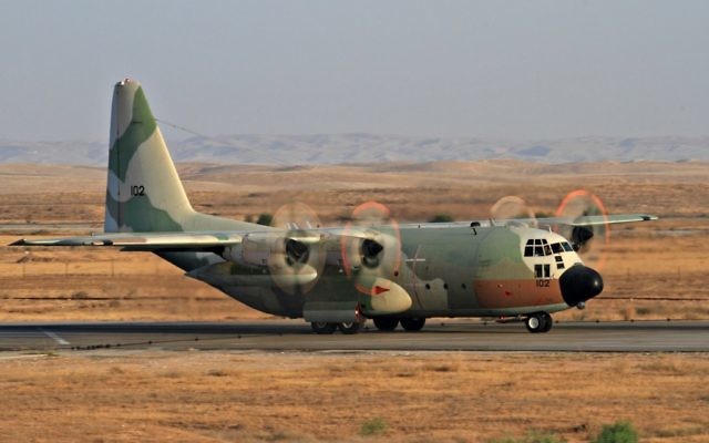 Un avion Lockheed C-130 Hercules de l'Armée de l'air israélienne, le 28 juin 2011 (Photo par Ofer Zidon/Flash90) Un avion Lockheed C-130 Hercules de l'Armée de l'air israélienne, le 28 juin 2011 (Photo par Ofer Zidon/Flash90)