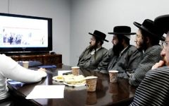 Des membres de la communauté ultra-orthodoxe Toldot Aharon assistent à une conférence sur Internet à Ramat Gan, après avoir reçu l'autorisation de leurs rabbins (crédit photo: Yossi Zeliger / Flash90)