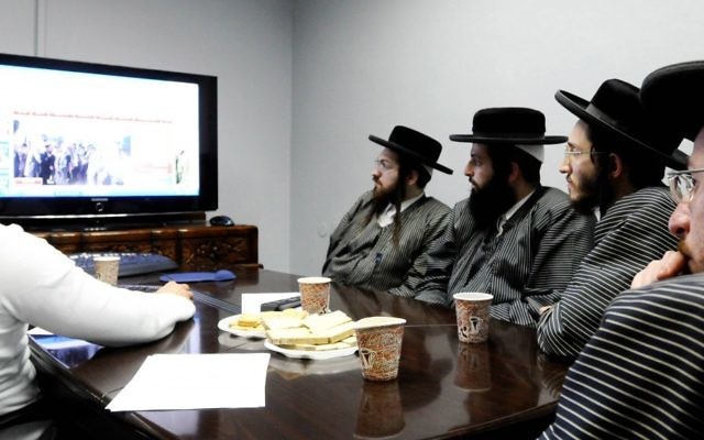 Des membres de la communauté ultra-orthodoxe Toldot Aharon assistent à une conférence sur Internet à Ramat Gan, après avoir reçu l'autorisation de leurs rabbins (crédit photo: Yossi Zeliger / Flash90)