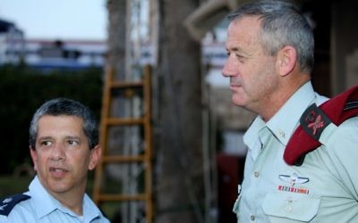 Amir Eshel (g) avec Benny Gantz (Crédit: Moshe Shai/Flash90)
