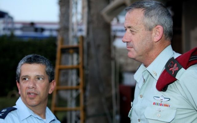 Amir Eshel (g) avec Benny Gantz (Crédit: Moshe Shai/Flash90)