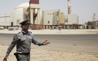 Photo d'archives datant de 2010 de la centrale nucléaire de Bouchehr en Iran. (Crédit : AP / Vahid Salemi)