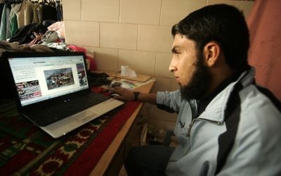Un Palestinien surfe sur internet à Rafah, dans le sud de la bande de Gaza, en 2011. Illustration. (Crédit : Abed Rahim Khatib/Flash90)