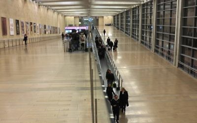 Les voyageurs à l'arrivée et au départ de l'aéroport Ben Gurion, à Lod. (Crédit : Nati Shohat/Flash90)