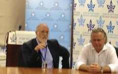 Le professeur Yitzhak Ben-Israel (à gauche), avec Eugene Kaspersky, lors d'une conférence de cyber-sécurité à Tel-Aviv  le 12 juin 2013 (Photo: Autorisation)