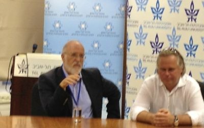 Le professeur Yitzhak Ben-Israel (à gauche), avec Eugene Kaspersky, lors d'une conférence de cyber-sécurité à Tel-Aviv  le 12 juin 2013 (Photo: Autorisation)