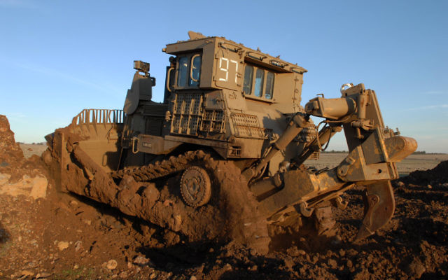 Un bulldozer D9 de l'armée israélienne, fabriqué par Caterpillar. (Crédit : Hamad Almakt/Flash90)