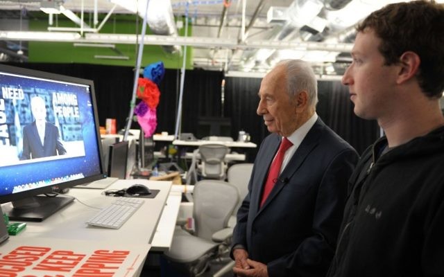 Le président Shimon Peres travaille sur sa page Facebook avec Mark Zuckerberg, fondateur de Facebook. (Crédit : Moshe Milner/GPO/Flash90)