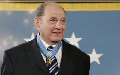 Tibor Rubin porte la Médaille d'honneur du Congrès, la plus haute distinction militaire américaine, décernée à la Maison Blanche, en 2005. (Crédit : Domaine public/Wikimedia Commons)