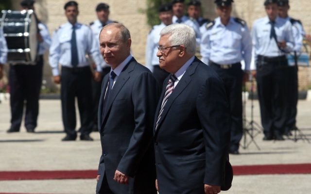 Le président russe Vladimir Poutine, à gauche, avec le président de l'Autorité palestinienne Mahmoud Abbas, à Bethléem, en 2011. (Crédit : Issam Rimawi/Flash90) Le président russe Vladimir Poutine, à gauche, avec le président de l'Autorité palestinienne Mahmoud Abbas, à Bethléem, en 2011. (Crédit : Issam Rimawi/Flash90)