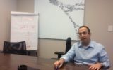 Yishaï Sarid, auteur, à son bureau de Tel Aviv. (Crédit : Mitch Ginsburg/Times of Israel)