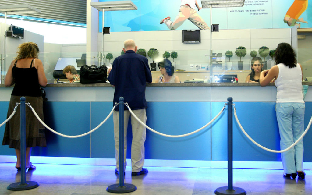 Une agence de la Banque Leumi (Crédit photo : Moshe Shai/Flash90)