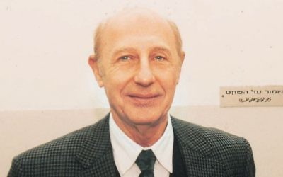 L'ancien chef des renseignements de l'armée, le général de divisionl Eli Zeira, le 20 avril 2005 (Crédit :  Flash90)