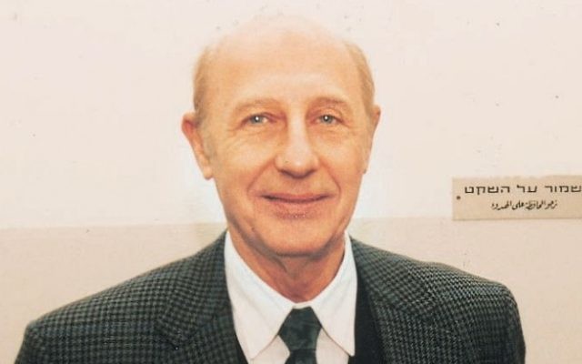 L'ancien chef des renseignements de l'armée, le général de divisionl Eli Zeira, le 20 avril 2005 (Crédit : Flash90) L'ancien chef des renseignements de l'armée, le général de divisionl Eli Zeira, le 20 avril 2005 (Crédit : Flash90)