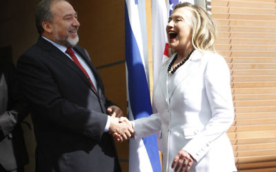 Avigdor Liberman lors d'une rencontre avec la  Secrétaire d'Etat Hillary Clinton, au ministère des Affaires étrangères, à Jerusalem, le 16 juillet (photo credit: Miriam Alster/Flash90)