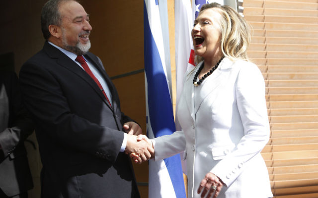 Avigdor Liberman lors d'une rencontre avec la Secrétaire d'Etat Hillary Clinton, au ministère des Affaires étrangères, à Jerusalem, le 16 juillet (photo credit: Miriam Alster/Flash90) Avigdor Liberman lors d'une rencontre avec la Secrétaire d'Etat Hillary Clinton, au ministère des Affaires étrangères, à Jerusalem, le 16 juillet (photo credit: Miriam Alster/Flash90)