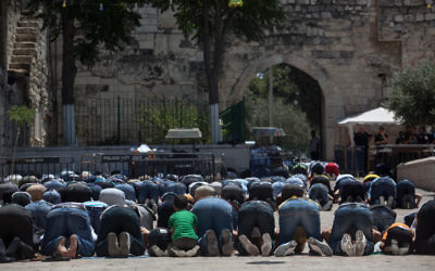 Des Musulmans prient dans la Vieille Ville de Jérusalem en juillet 2012 (Crédit : Flash 90)