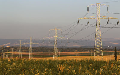 Des lignes électriques au-dessus des champs. Illustration. (Crédit : Nati Shohat/Flash90)