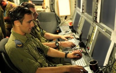 Des soldats israéliens travaillent sur le système de défense informatique (photo credit: Moshe Shai/Flash90/File)