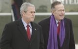 Le président George W. Bush marche aux côtés de son père, George H.W. Bush, à droite, sur la base de l'armée de l'air  Andrews, dans le Maryland, en décembre 2008 (Crédit : AP/Evan Vucci)