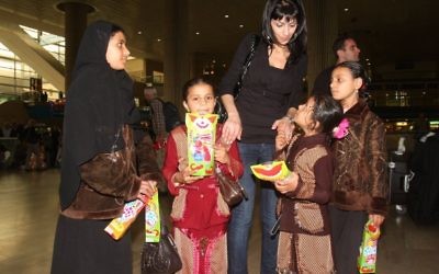 Des Juifs yéménites à leur arrivée en Israël à l'aéroport Ben Gurion en 2009. (Crédit : Roni Schutzer/Flash90)