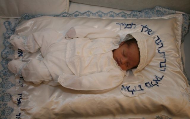 Un bébé après une cérémonie de brit milah. Illustration. (Crédit: Gershon Elinson/Flash90)