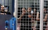 Illustration : des prisonniers sécuritaire de la prison d'Ofer, en Israël, le 20 août 2008. (Crédit : Moshe Shai/Flash90)