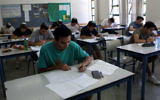 Des lycéens de Jérusalem pendant leurs examens finaux de mathématiques. Illustration. (Crédit : Yossi Zamir/Flash90)