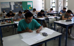 Des lycéens de Jérusalem pendant leurs examens finaux de mathématiques. Illustration. (Crédit : Yossi Zamir/Flash90)