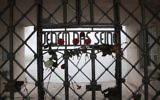 L'inscription sur le fronton du camp de Buchenwald, sur laquelle est écrit : "À chacun ce qu'il mérite." (Crédit : Paul Paul Pugliese)
