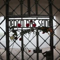 L'inscription sur le fronton du camp de Buchenwald, sur laquelle est écrit : "À chacun ce qu'il mérite." (Crédit : Paul Paul Pugliese)