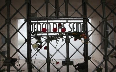 L'inscription sur le fronton du camp de Buchenwald, sur laquelle est écrit : "À chacun ce qu'il mérite." (Crédit : Paul Paul Pugliese)