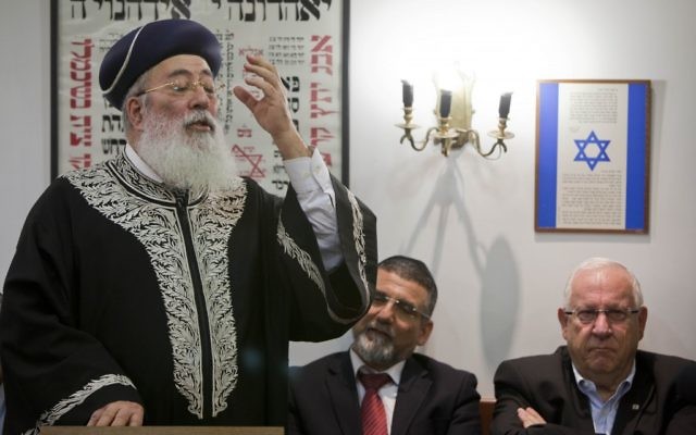 Shlomo Amar, alors grand rabbin séfarade d'Israël, devant la Knesset, en février 2012. (Crédit : Yonatan Sindel/Flash90) Shlomo Amar, alors grand rabbin séfarade d'Israël, devant la Knesset, en février 2012. (Crédit : Yonatan Sindel/Flash90)
