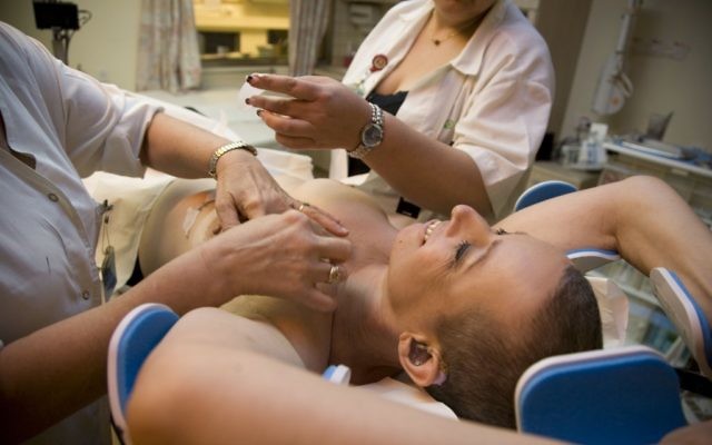 Une femme avec un cancer de sein examinée au CT scan (Crédit : Chen Leopold/FLASH90)