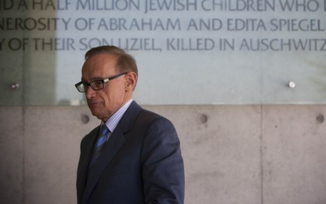L'ex- ministre des Affaires étrangères Bob Carr visite le mémorial de l'Holocauste de Yad Vashem à Jérusalem le 7 août 2012. (Crédit: Yonatan Sindel/ Flash90)