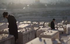 Des Juifs ultra-orthodoxes au cimetière du mont des Oliviers (Photo credit: Yonatan Sindel/Flash90)