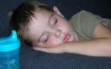 Un enfant endormi. (Crédit : CC BY-SA 3.0 by Stokedsk8erboy, Wikimedia Commons)