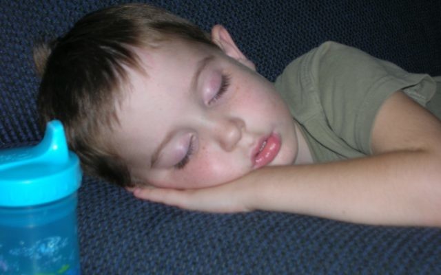 Un enfant endormi. (Crédit : CC BY-SA 3.0 by Stokedsk8erboy, Wikimedia Commons)