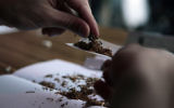 Roulage d'un joint. Illustration. (Crédit : Tsafrir Abayov/Flash90)
