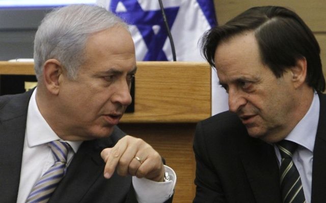 Le Premier ministre Benjamin Netanyahu, à gauche, et le ministre du Likud Dan Meridor lors d'une réunion du parti, à la Knesset, en septembre 2011. (Crédit : Miriam Alster/Flash90) Le Premier ministre Benjamin Netanyahu, à gauche, et le ministre du Likud Dan Meridor lors d'une réunion du parti, à la Knesset, en septembre 2011. (Crédit : Miriam Alster/Flash90)
