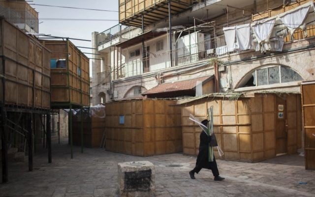 Des Sukkahs dans le quartier ultra-Orthodox de Jerusalem, Mea Shearim (Crédit: Yonatan Sindel/Flash90) Des Sukkahs dans le quartier ultra-Orthodox de Jerusalem, Mea Shearim (Crédit: Yonatan Sindel/Flash90)